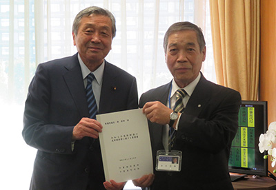 林衆議院議員に要望書を提出する岩田・千葉県町村会長